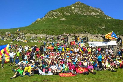 Foto de família de les més de 600 persones que es van reunir ahir al port de Salau.