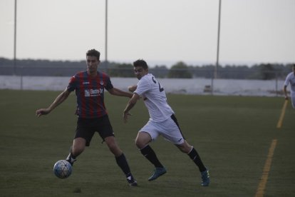 Un jugador del Tàrrega y otro del Borges pelean por un balón, ayer durante el partido.