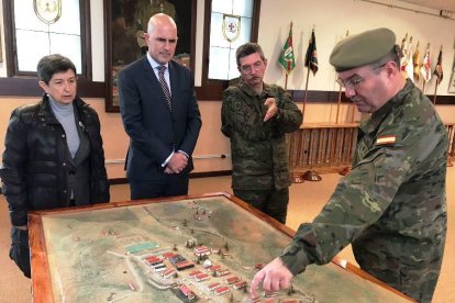 Un momento de la visita a la academia de suboficiales de Talarn.