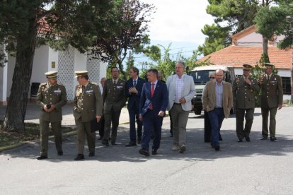 Militars i representants territorials ahir a l’acadèmia.