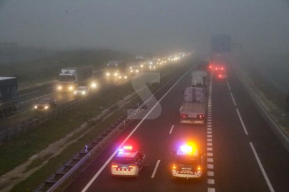 La marxa lenta de camions d'aquest dimecres a l'autovia A-2 a Lleida.