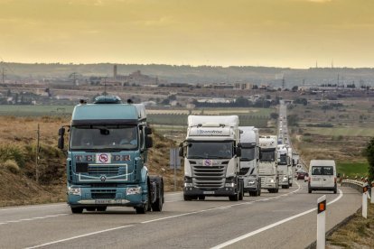 Els camions per l’N-240 entre Lleida i les Borges Blanques, que van marxar lentament entre les dos poblacions.