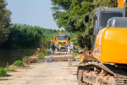 Un grup de veïns va paralitzar ahir unes hores la demolició del pas del riu Segre entre la partida de Butsènit de l'Horta de Lleida i Montoliu i en va reclamar un altre d'alternatiu per no haver de fer una volta de 15 quilòmetres per creuar