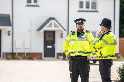 Agentes en las calles de Amesbury, ayer.