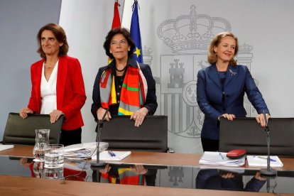 La ministra portavoz Isabel Celaá; la ministra de Transición Ecológica, Teresa Ribera, y la ministra de economía y Empresa, Nadia Calviño (izquierda), durante la rueda de prensa después de la reunión del Consejo de Ministros.