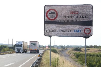 Els senyals de la desviació estan encara coberts però, al fotografiar-los amb la llum directa d'un flaix, la superfície reflectora revela el text ocult.