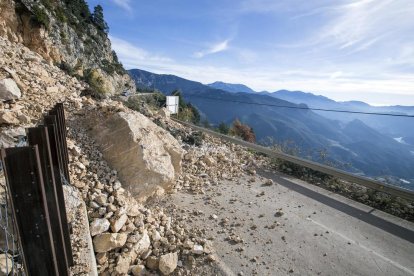 La carretera de Port del Comte sigue cerrada a las dos semanas del desprendimiento. 