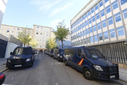 Furgones de la Policía Nacional junto al antiguo gobierno militar, frente al colegio Lestonnac.