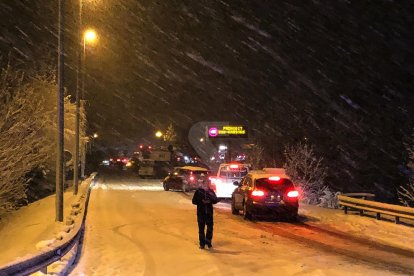 El acceso al túnel del Cadí, que registró colas kilométricas, desde la carretera de Alp.