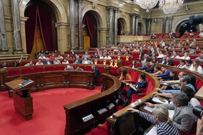 Imatge d’una votació ahir a la sessió del Parlament.