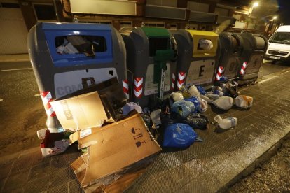 Imagen de una isla de contenedores desbordada ayer en Alpicat.