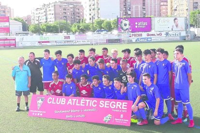 Jugadores del Honolulu Bulls y del cadete C del At. Segre posaron juntos en la despedida de Noah.