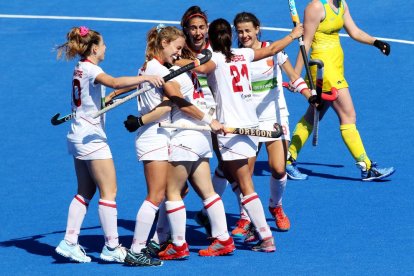 Jugadoras de la selección española celebran uno de sus goles.