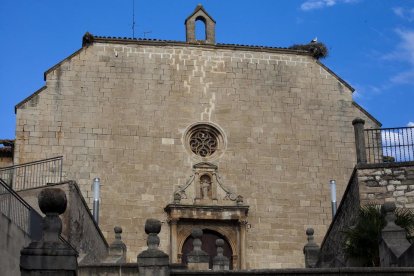 Un dels nius de cigonya de Bellpuig (a dalt, a la dreta).