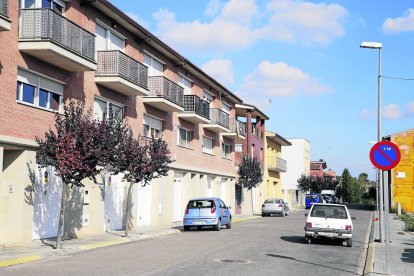 Imagen tomada ayer de la calle Riu Femosa, en la que se encuentra la vivienda asaltada.