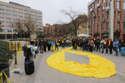 Un gran lazo en la plaza Cervantes, donde se leyó un manifiesto.