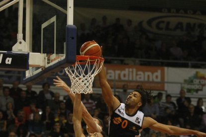 Una acción del último partido del Força Lleida en el Barris Nord.