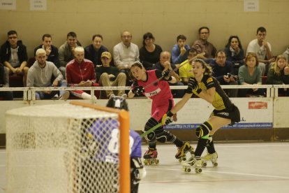 Victòria Porta intenta un llançament amb els germans Di Benedetto, del Llista, a la grada.