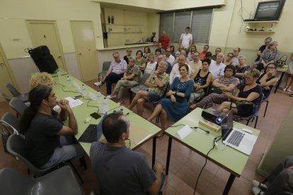 Moment del debat al local d’Alcalde Pujol.