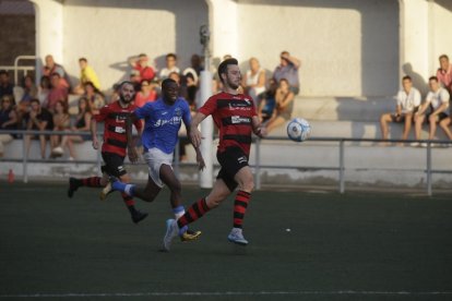 Un jugador del EFAC intenta controlar un balón perseguido por otro del Lleida B.