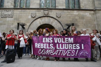 Vista de las personas concentradas ayer en la plaza Paeria convocadas por Marea Lila de Lleida. 