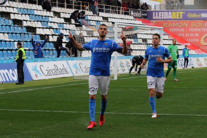 Marc Nierga celebra el gol assenyalant amb els dits al cel, ja que l’hi va dedicar al seu amic Kevin, que va morir en accident a finals d’any.