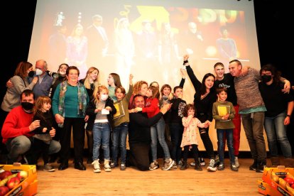 Celebración de protagonistas y familiares, ayer en el escenario de Lo Casino de Alcarràs tras la concesión del Oso de Oro a la película.