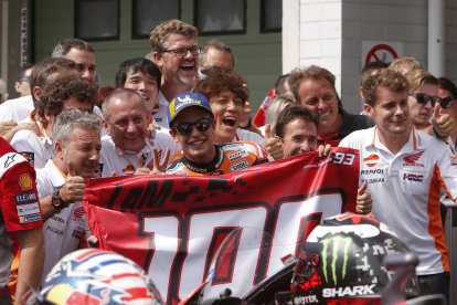 El leridano, con la bandera de su club de fans una vez finalizada la carrera en Brno.