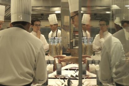 La cuinera Carme Ruscadella reflexiona enmig de la voràgine de la cuina del restaurant.