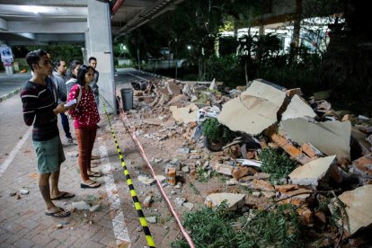 Partes de un edificio de un centro comercial caídas tras el terremoto