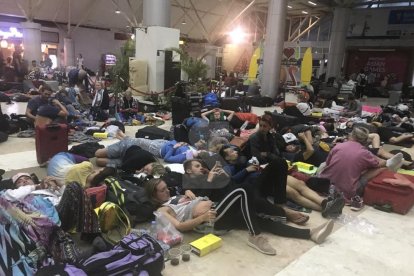 Turistes esperant un vol a l'aeroport de Lombok.