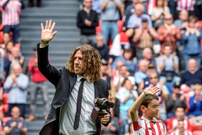 Carles Puyol, ahir a San Mamés amb el trofeu One Club Player que li va entregar l’Athletic.