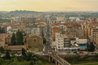 Una vista aèria del pas dels ciclistes cap al pont del riu Segre a Balaguer.