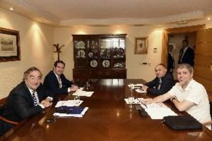 Sindicats i patronal firmen l'acord per apujar els salaris fins el 2020