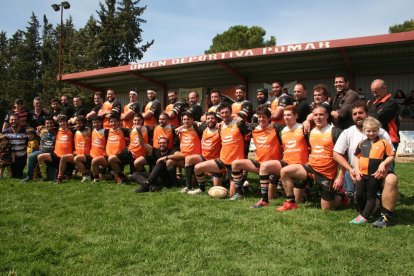 Formació del Quebrantahuesos Rugby Club, equip aragonès que la pròxima temporada competirà a Catalunya.