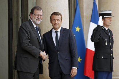 Emmanuel Macron rep Mariano Rajoy a l’inici de la minicimera a París amb Alemanya i Itàlia.