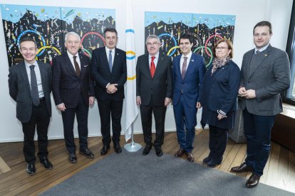 Rosa Maria Perelló, ahir al costat de la resta de presidents provincials i Thomas Bach a la seu del COI.