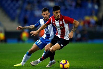 Leo Baptistao pressiona Yuri, de l’Athletic.