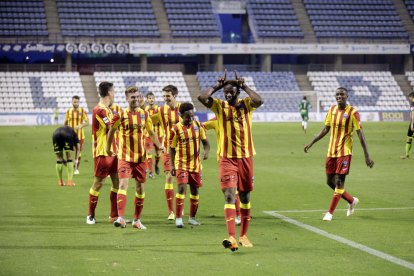 Mousa, que va jugar un bon partit, celebra el gol que va suposar l’1-0 al costat de Josimar Quintero, que li va fer l’assistència.