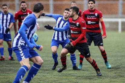 Diferents jugadors de l’EFAC Almacelles i del San Cristóbal pugnen per aconseguir el control de la pilota en una jugada dividida.