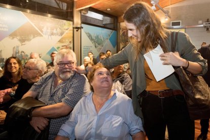 Erika Villaécija saluda a sus padres en el acto de su despedida.