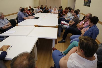 Un moment de la reunió de veïns al centre cívic de la Bordeta.