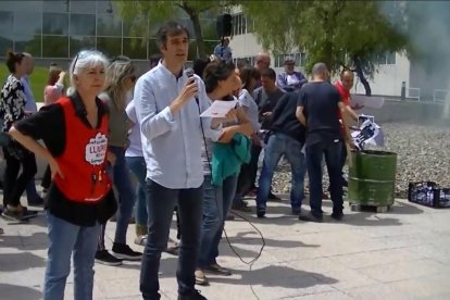 Els treballadors, a la concentració d’ahir, amb la foguera.