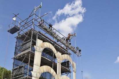 Els operaris ultimaven ahir el muntatge de l’estructura vertical de 9 metres per a l’obra inaugural.