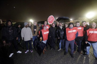 Algunos de los participantes en el piquete de CCOO ante el matadero de pollos Avidel, ayer.