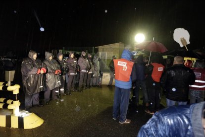 Treballadors d'Avidel concentrats dilluns a la nit a les portes de l'empresa.