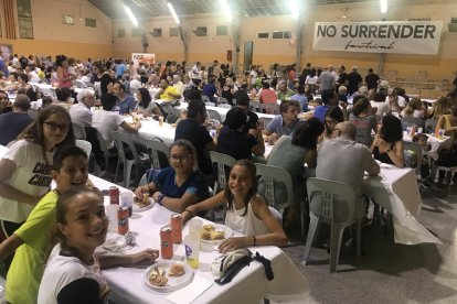 El pabellón de Vilanova de Bellpuig se llenó ayer para ver el nuevo vídeo del ‘No Surrender Festival’.