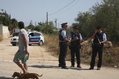 Agents dels mossos a la casa d'Alcanar, a Tarragona.