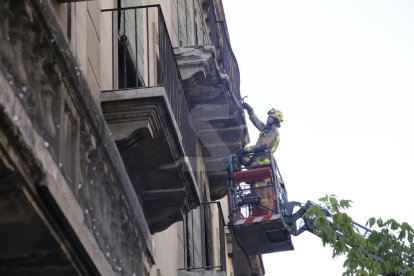 Despreniment en una façana de Prat de la Riba