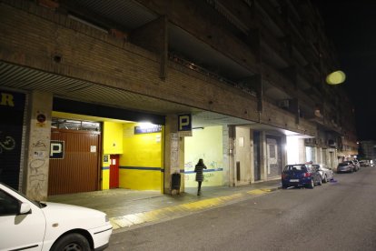 Vista de la entrada del parking privado situado en la calle Roca Llaurador.